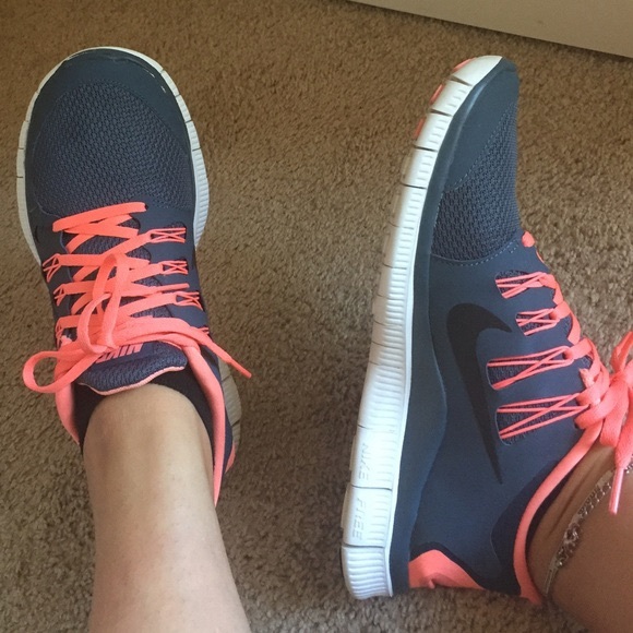 Nike Shoes - Nike free run 5.0 size 9!